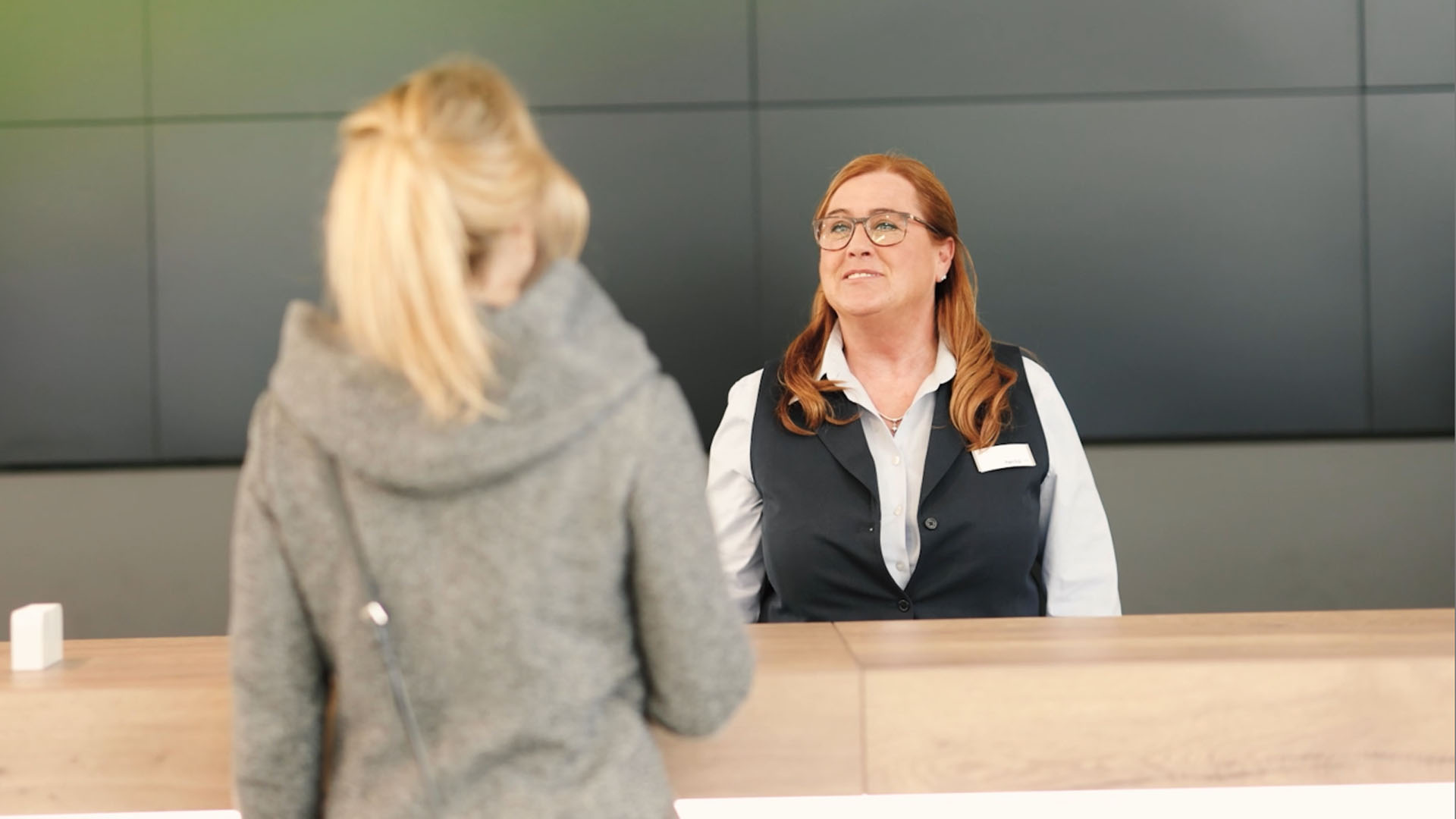 Empfangskraft begrüßt Besucher