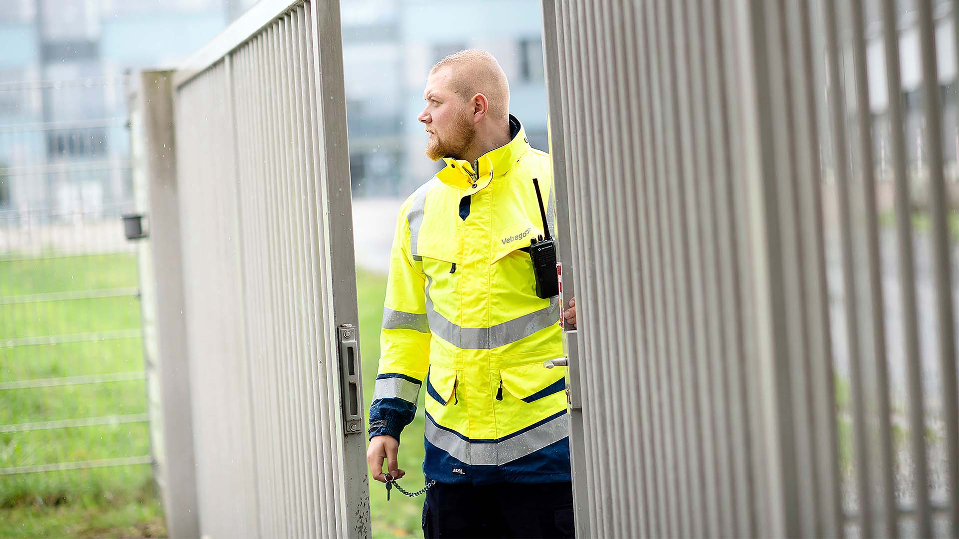 Mitarbeiter bewacht Tor zum Gebäude