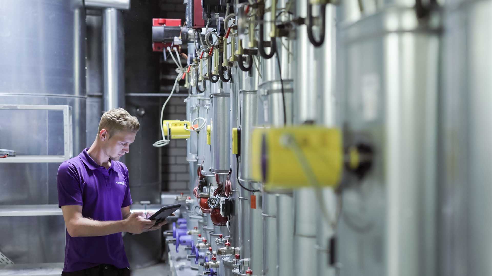 Mitarbeiter prüft Anlage