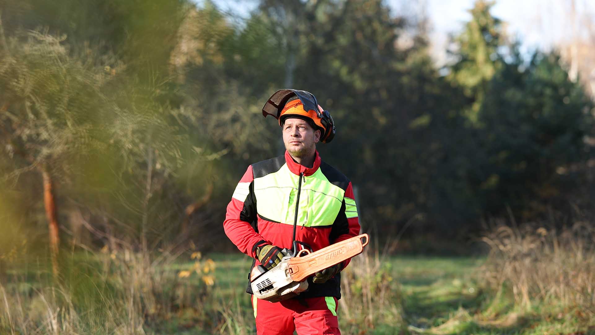 Mitarbeiter mit Kettensäge in der Hand