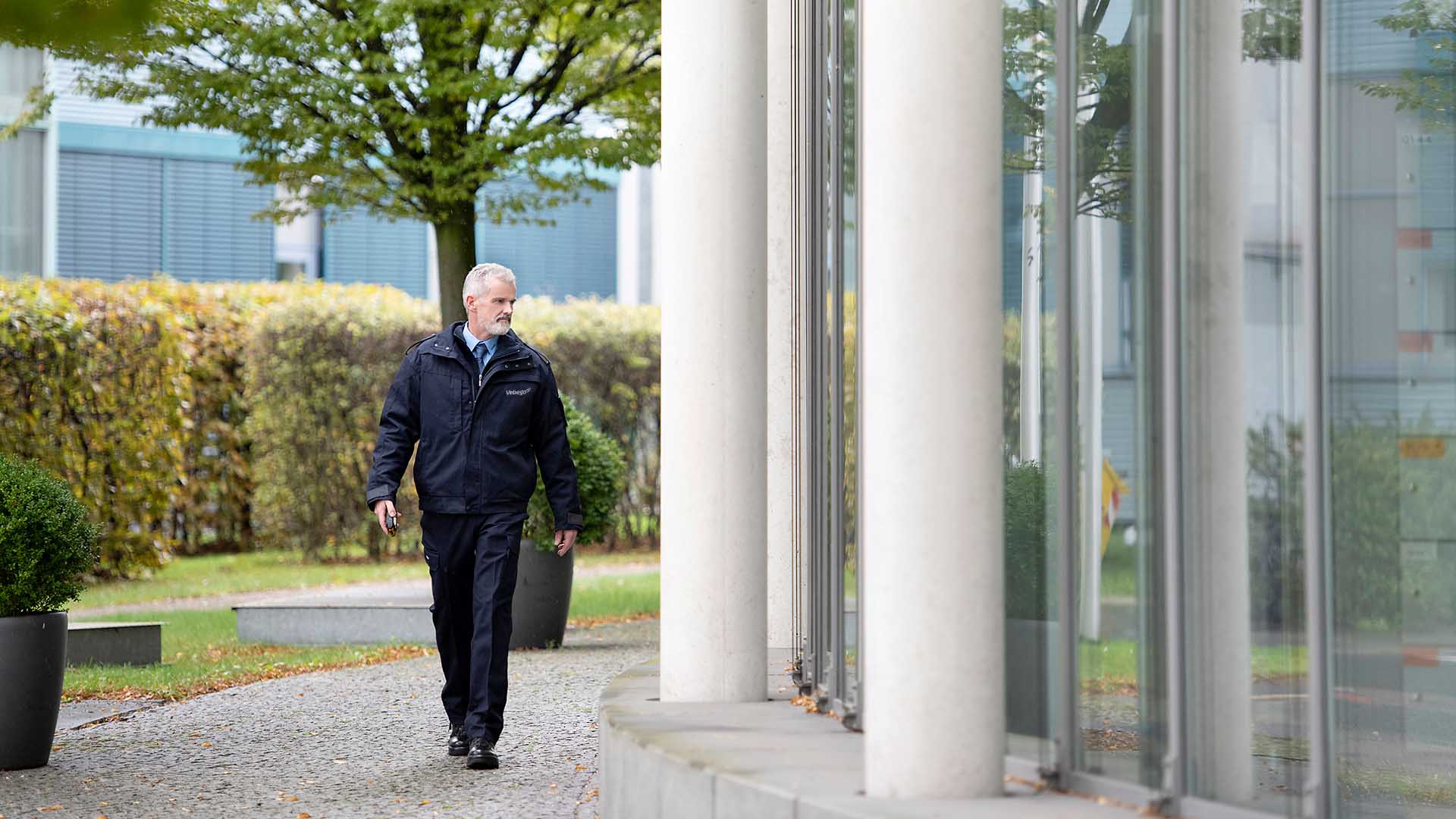 Mitarbeiter kontrolliert Gelände
